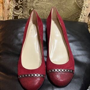 NATURALIZER N5 COMFORT - BURGUNDY SUEDE FLATS /EMBELLISHED TOE (SZ. 8)